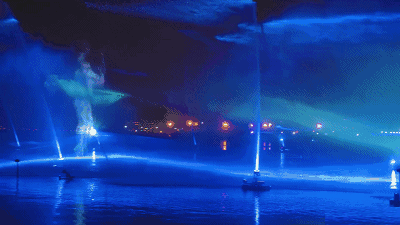 在湖中喷泉的灯光投影是水幕投影吗？
