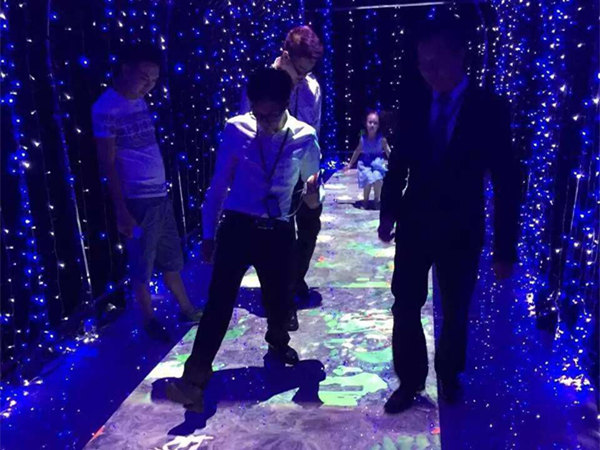 地面互动投影产品有什么特点和优势？